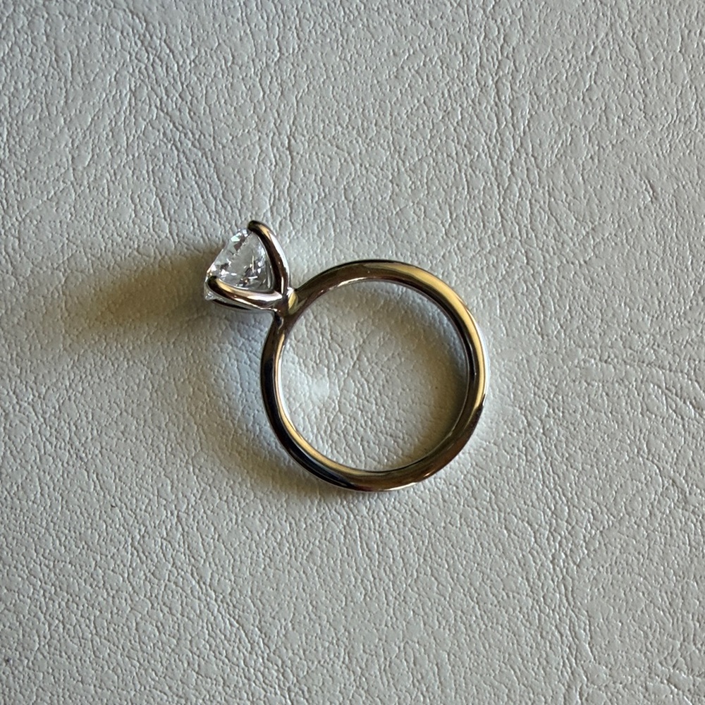 Ring Quince Platinum with Lab grown 1.55 carat Diamond size 4 1/2 can be sized, - Picture 4 of 4